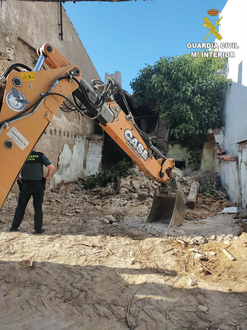 La Guardia Civil destruyendo material explosivo hallado en una vivienda abandonada de Sisante. Una intervención que garantizó la seguridad del pueblo.