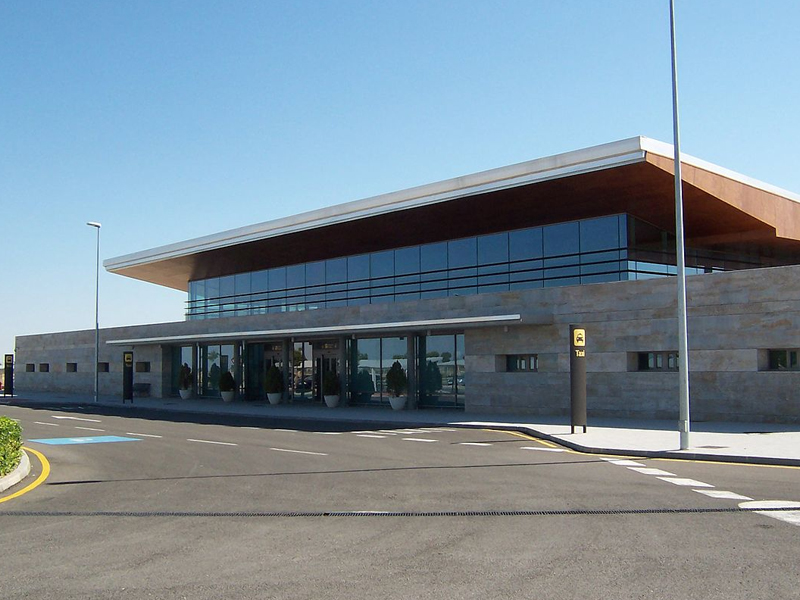Criticas sobre "el abandono" del Aeropuerto de Albacete y reclaman vuelos para atraer empresas - imagen 1