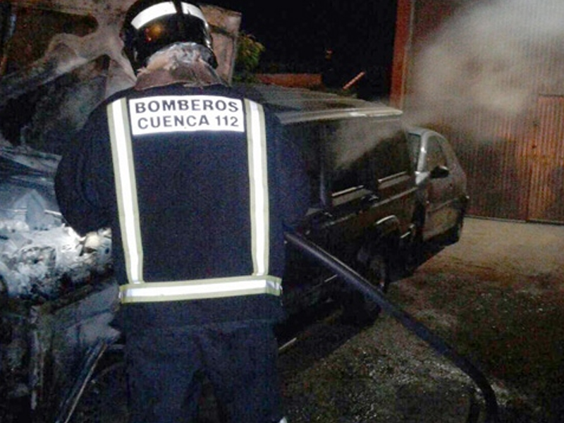 Los bomberos de Motilla del Palancar sofocan el incendio de varios vehículos a las puertas de un taller de Minglanilla - imagen 1