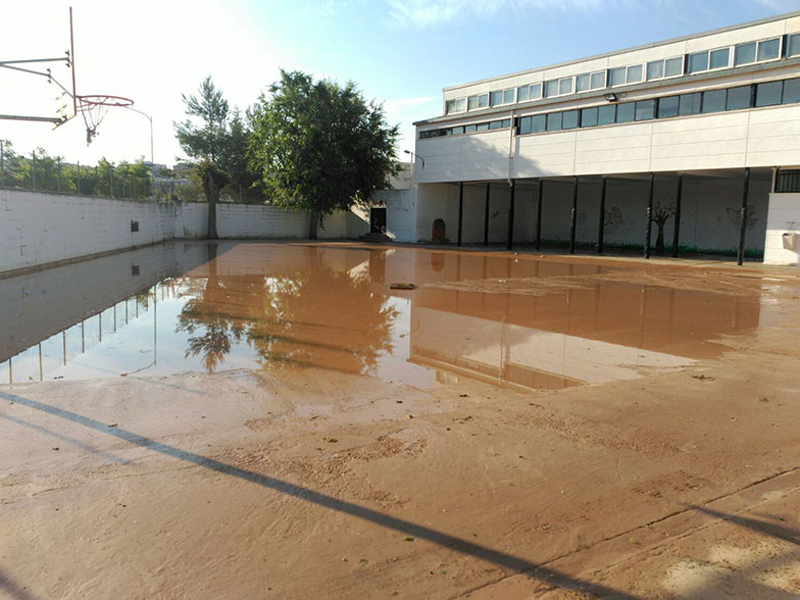 La Junta comienza las labores de limpieza en el colegio de Minglanilla afectado por la tromba de agua - imagen 1