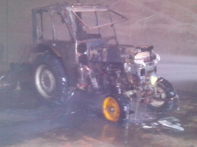 Arde un tractor en una nave de El Peral - imagen 1