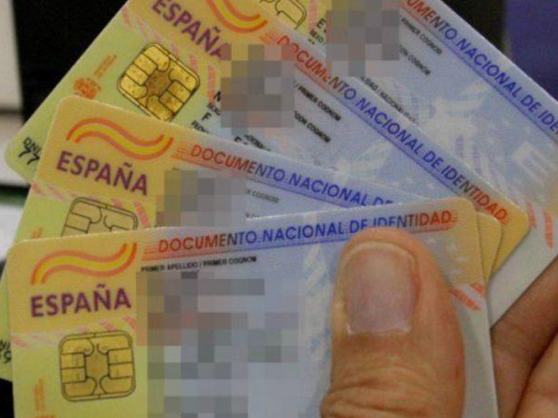 FACUA critica el colapso para renovar DNI o Pasaporte y reclama a Interior más personal para las oficinas - imagen 1