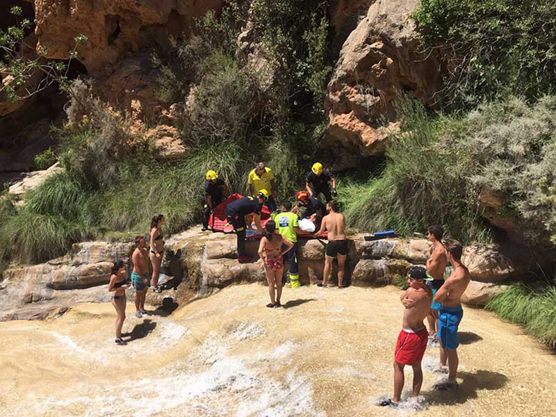 Una mujer resulta herida tras sufrir una caída en Las Chorreras - imagen 1