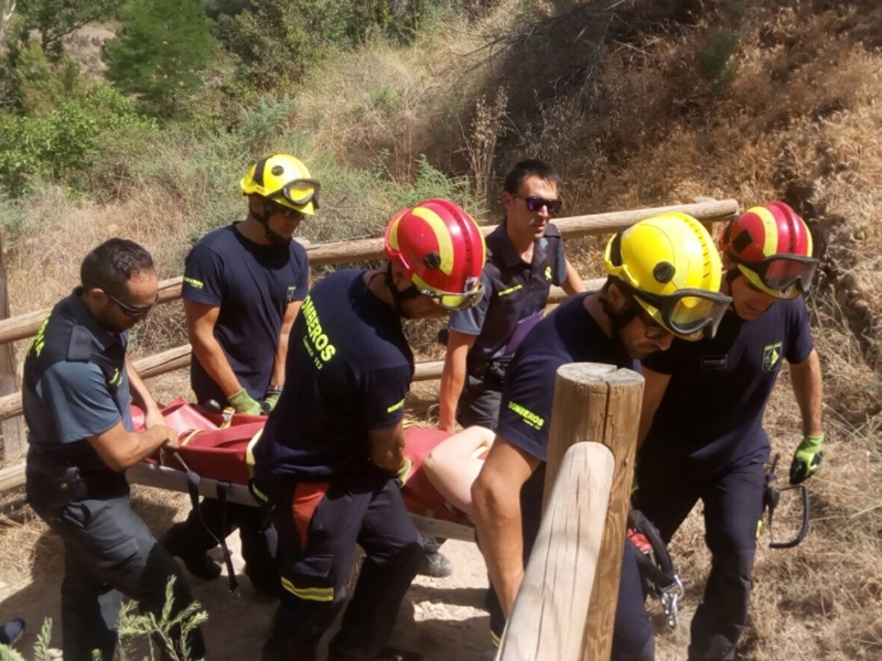 Los bomberos de diputación intervienen para rescatar a dos personas en las chorreras - imagen 1
