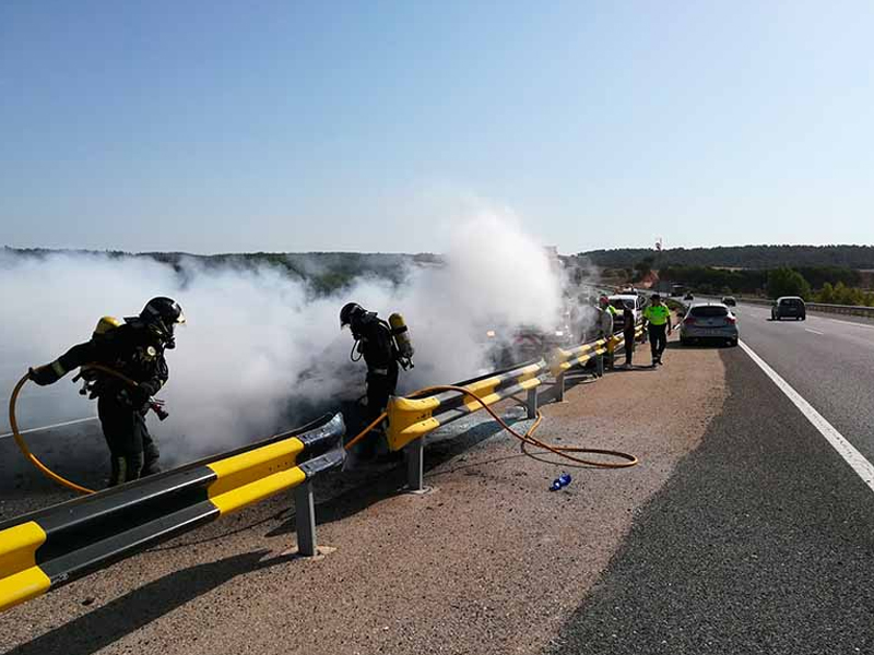 Incendio de un vehículo en Pozorrubielos de la Mancha - imagen 1