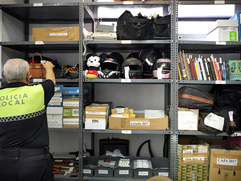 Más de 400 objetos perdidos durante la Feria de Albacete esperan a su dueño en la Comisaría de la Policía Local - imagen 1