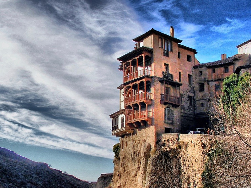 Las Casas Colgadas se iluminarán esta noche de color rosa con motivo del Día Internacional de la Niña - imagen 1