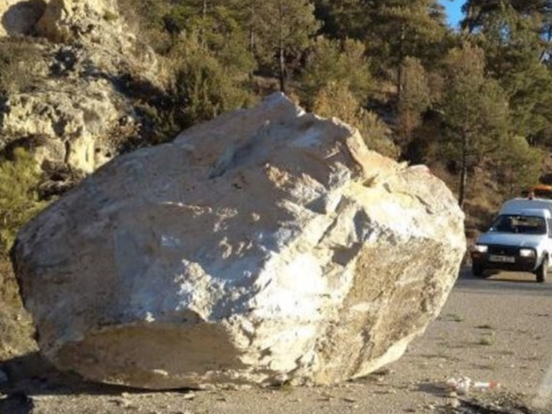 Cae una roca de gran tamaño sobre la carretera de Tragacete - imagen 1