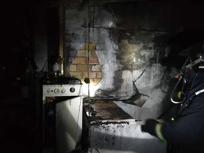 Los bomberos extinguen el incendio de una vivienda en Campillo de Altobuey - imagen 1