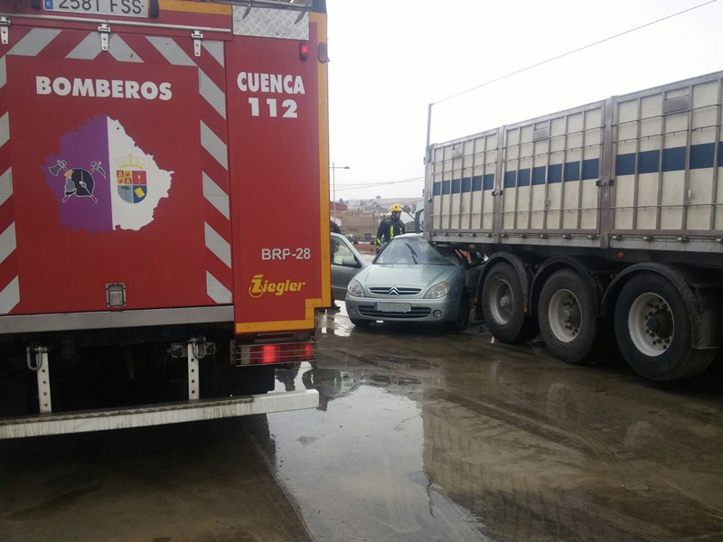 Los bomberos rescatan a un conductor atrapado en un turismo tras colisionar con un camión en Honrubia - imagen 1