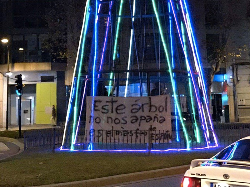 La curiosa ‘protesta’ por el Árbol de Navidad de la Avenida de España - imagen 1