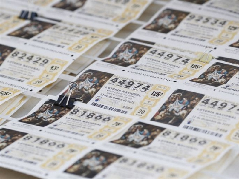 Algunos vecinos de Motilla y Minglanilla, aficionados a la pesca, han comprado el 3.278 que ha sido vendido por el Club de pescadores de Utiel y por otro lado, en Villanueva de la Jara se ha vendido a través de un terminal el 22.253. En la comarca de la Manchuela el 3.278 quinto premio ha dejado algo de dinero entre los pescadores, ya que han sido muchos los aficionados a este deporte que llevaban papeletas y décimos vendidos en el Club de Utiel. Las papeletas son participaciones premiadas con 1.500 euros y los décimos tienen 6.000 euros que han caído en municipios como Motilla del Palancar o Minglanilla, precisamente uno de los agraciados ha sido José Tórtola que tenía un boleto premiado compartido con su hermano. Se calcula que en Minglanilla habrán tocado aproximadamente 5 décimos y también se han vendido otros boletos premiados con este número en Motilla del Palancar a personas aficionadas a la pesca. - imagen 1