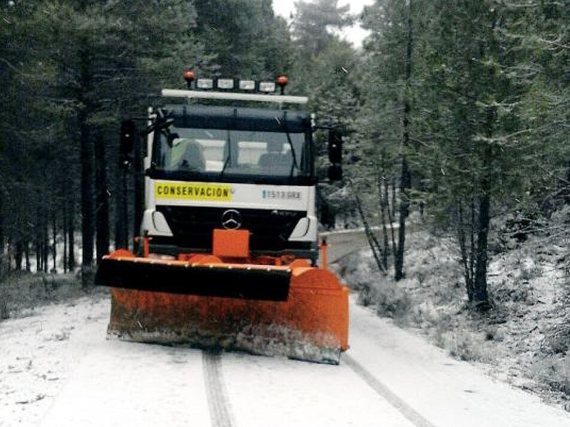 El dispositivo de Diputación ha actuado por la nieve en 24 tramos de 19 carreteras de la red provincial - imagen 1