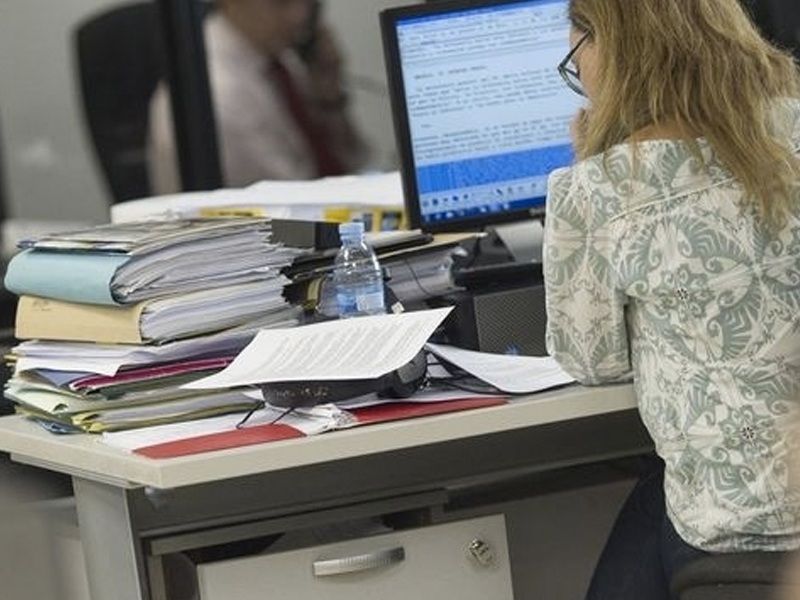 Los empleados públicos de CLM recuperan el total de las retribuciones suprimidas en 2012 - imagen 1