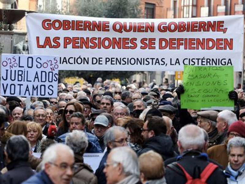 Centenares de personas piden, bajo la lluvia, pensiones dignas en Castilla-La Mancha - imagen 1