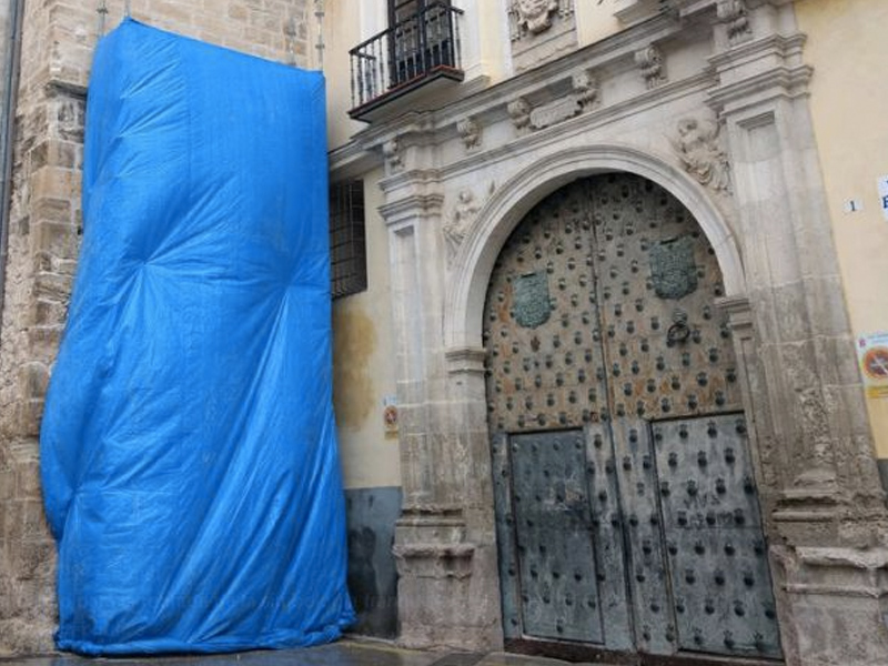 Comienza la retirada de los símbolos franquistas de la Catedral de Cuenca - imagen 1