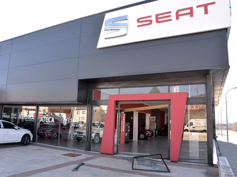 Roban un coche en exposición de la Seat llevándose por delante la puerta del concesionario - imagen 1
