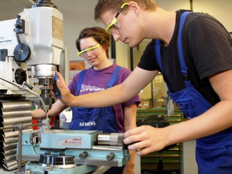 CLM destina 3,5 millones para ayudas a acciones de formación profesional para parados - imagen 1