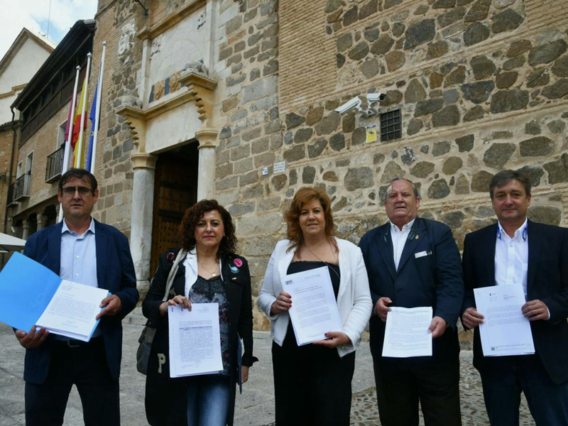 Villalpardo entrega 400 firmas a la Junta reclamando una consulta médica de 8 a 15 horas - imagen 1