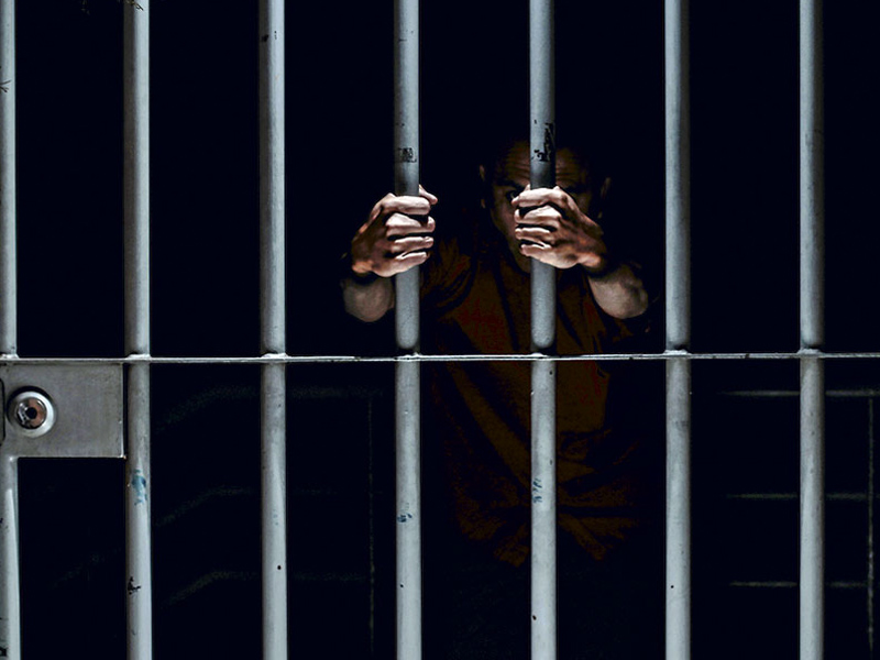 Un año de cárcel por llevarse de un supermercado de Cuenca 62 botellas de ron ocultas en un bañador - imagen 1