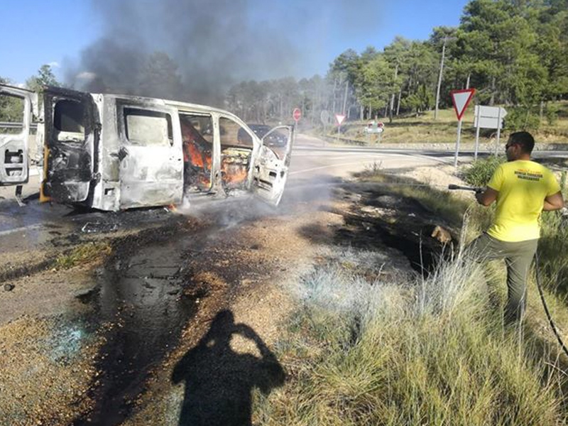 Arde una furgoneta que circulaba por la CM-2105 a seis kilómetros de la Ciudad Encantada - imagen 1