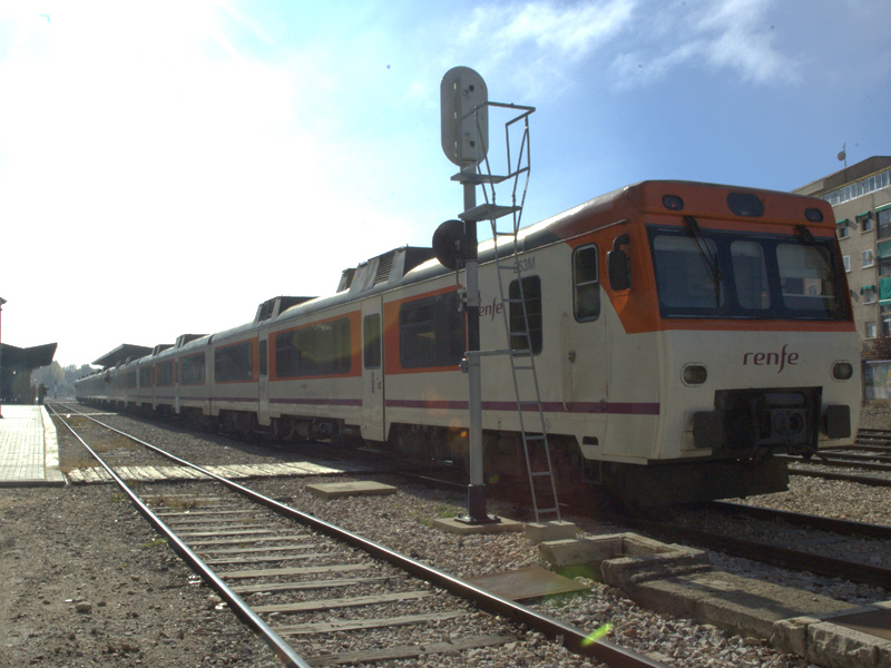 Adif revisará 20 túneles y nueve viaductos para suprimir límites de velocidad del tren convencional - imagen 1