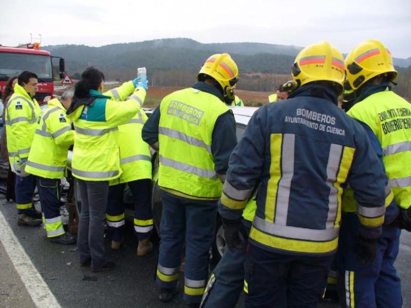 Dos personas atrapadas tras volcar un camión frigorífico en la A-3 a su paso por Minglanilla - imagen 1