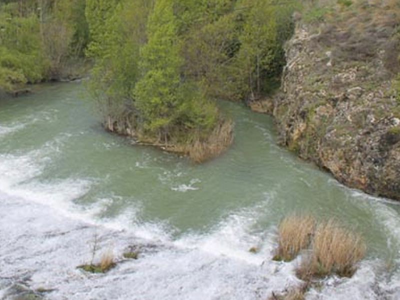 Sanidad investiga el origen del material sanitario aparecido en el Júcar - imagen 1