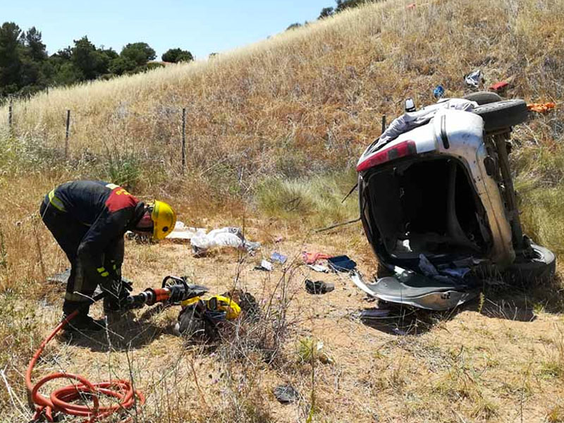 Rescatan a una persona tras un accidente de tráfico en Minglanilla - imagen 1