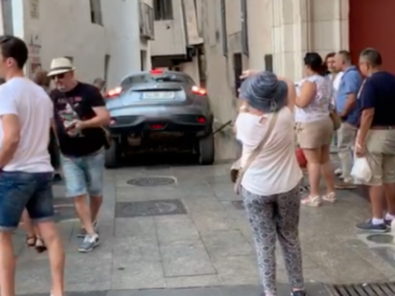 Coche atascado escaleras