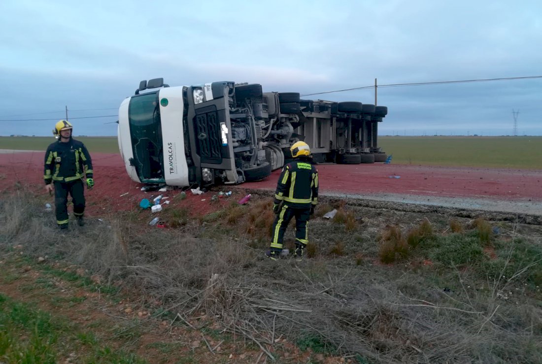 66232 1676363865 vuelco trailer provoca corte carretera cm3114 villanueva jara