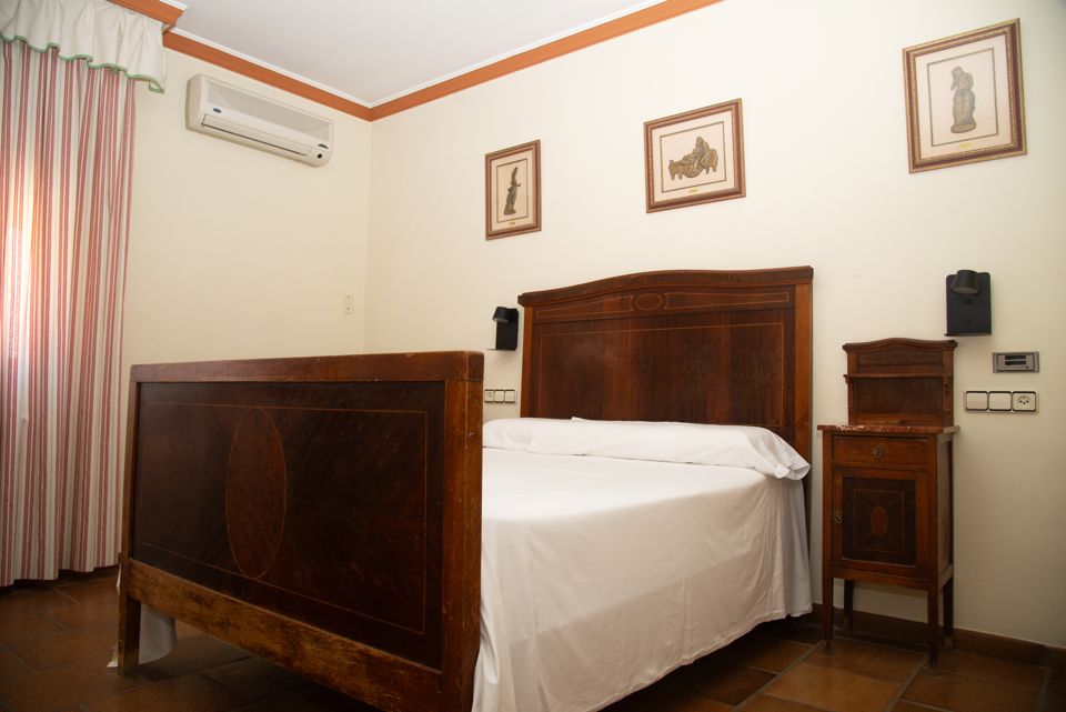 Habitación con cama de matrimonio de Hotel Cella del Palancar, en Motilla del Palancar