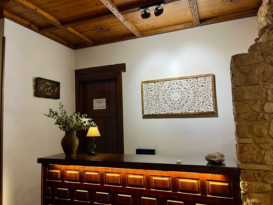 Recepción de Hotel Cella del Palancar con mostrador de madera