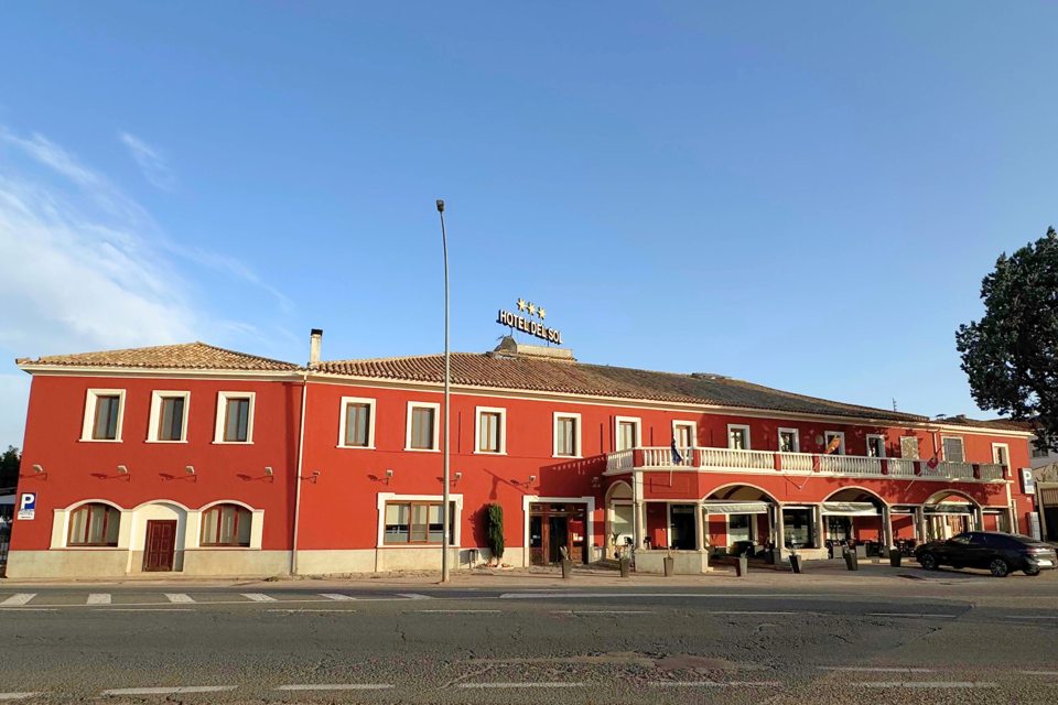 Fachada roja actual de Hotel del Sol, Motilla del Palancar