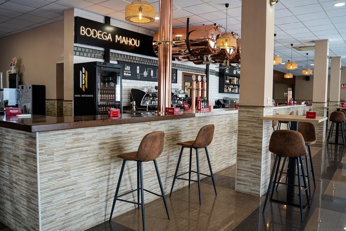 Zona de barra y mesas del bar de Tres Hermanos.