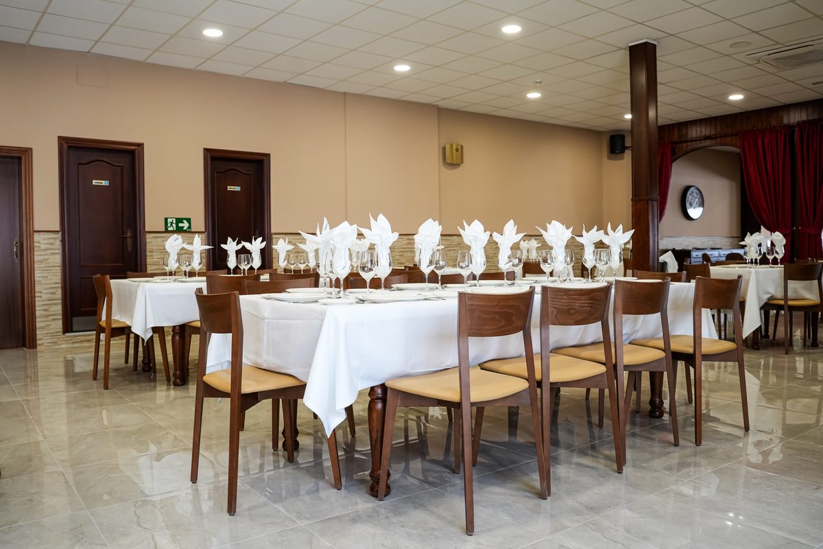 Comedor de Restaurante Tres Hermanos preparado para el servicio.