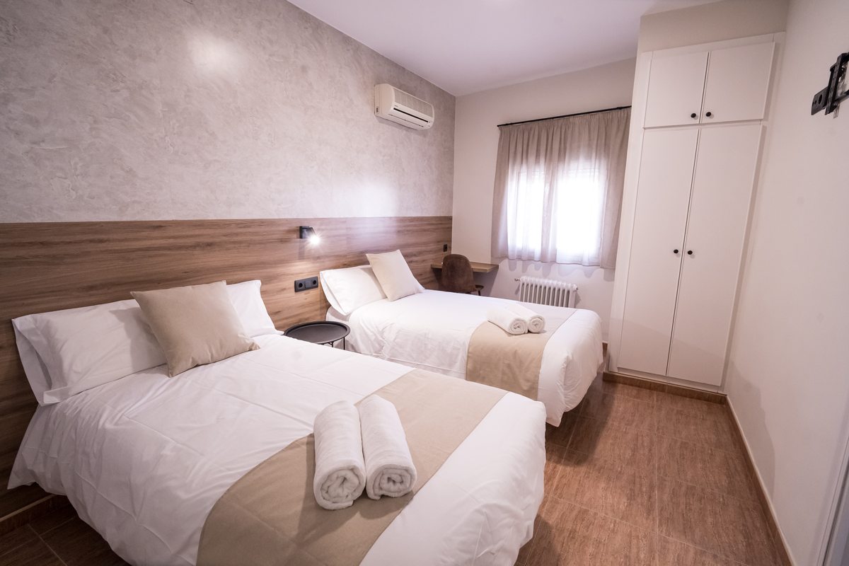 Habitación con camas individuales de Hostal Tres Hermanos, en Motilla del Palancar.