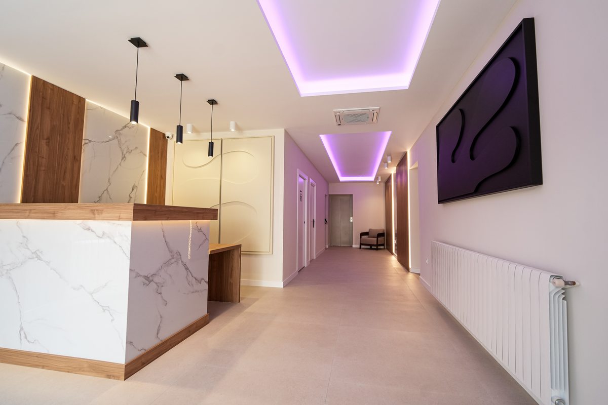 Recepción e instalaciones renovadas del hostal.